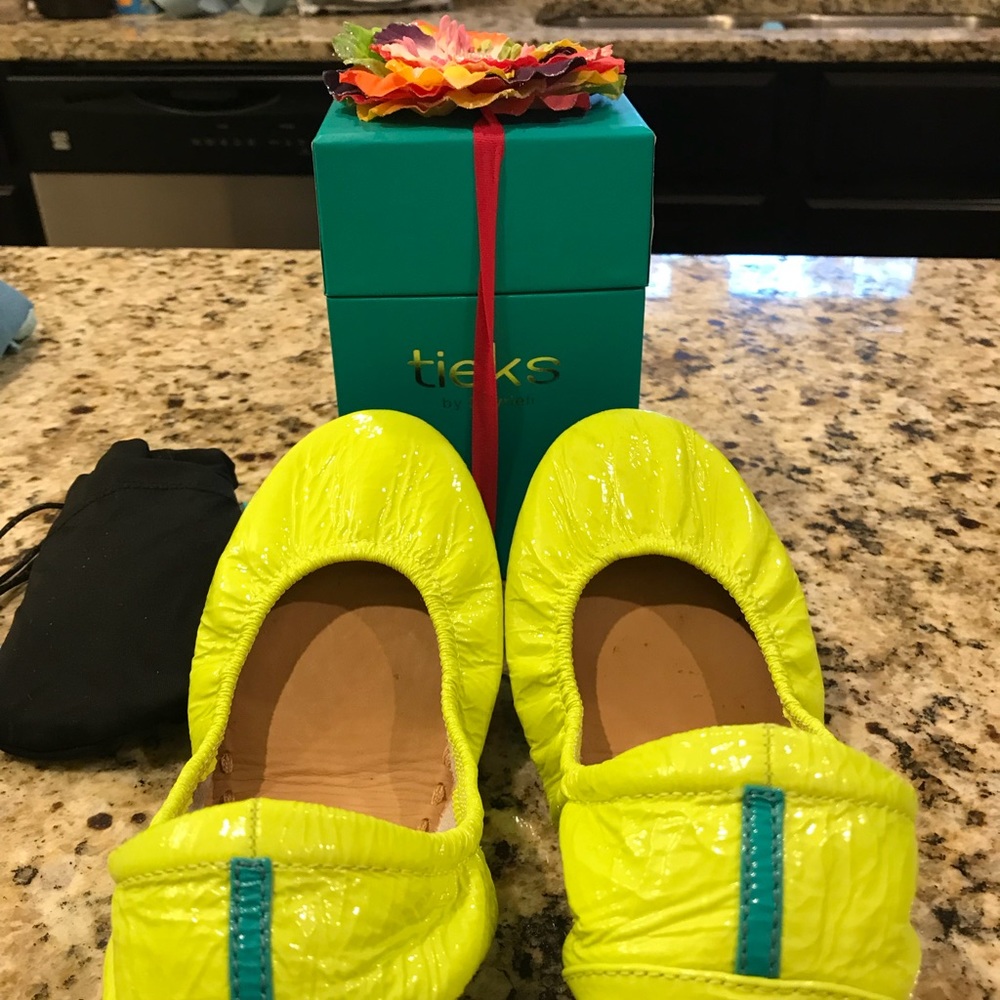 Size 6 Unmellow Yellow Tieks
